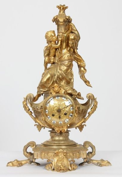 PENDULE EN BRONZE DORE DE STYLE RENAISSANCE...