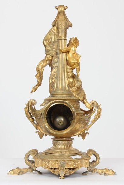 PENDULE EN BRONZE DORE DE STYLE RENAISSANCE...