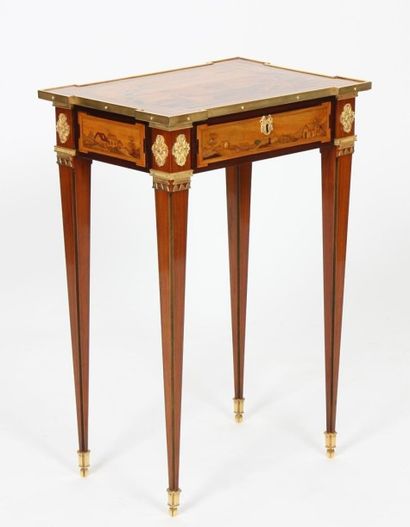 PETITE TABLE A SYSTEME EN MARQUETERIE DE...