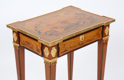 PETITE TABLE A SYSTEME EN MARQUETERIE DE...