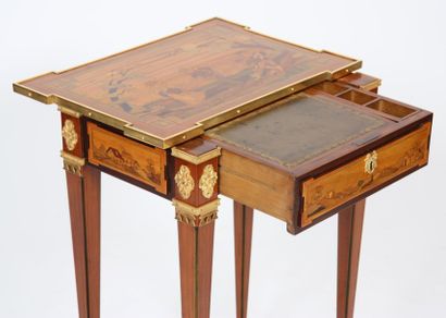 PETITE TABLE A SYSTEME EN MARQUETERIE DE...