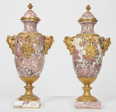 PAIRE DE CASSOLETTES DE STYLE LOUIS XVI

En...