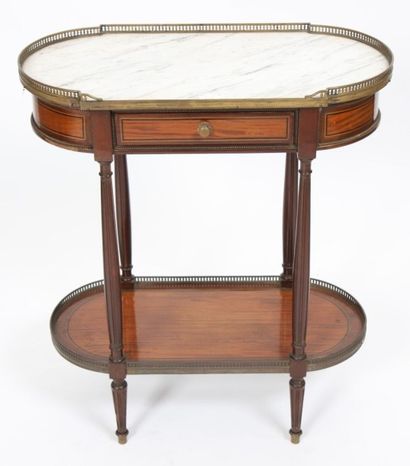TABLE DE SALON MARQUETEE LOUIS XVI

En bois...