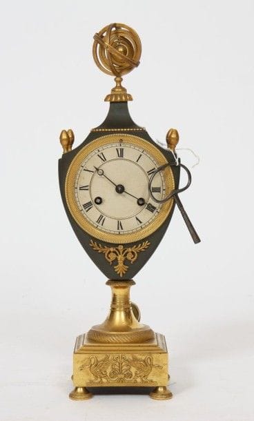 PENDULE DIRECTOIRE EN BRONZE

En bronze doré...