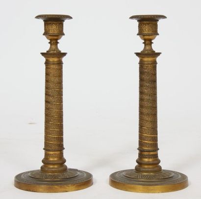 PAIRE DE BOUGEOIRS RESTAURATION

En bronze...