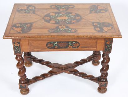 TABLE MARQUETEE LOUIS XIII

A plateau rectangulaire,...