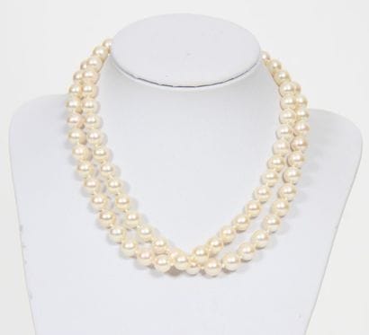 COLLIER DE PERLES AKOYA

82 perles de 8,5...