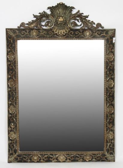 MIROIR DE STYLE LOUIS XIV

En bronze doré...