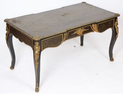 BUREAU PLAT EN MARQUETERIE BOULLE DE STYLE...