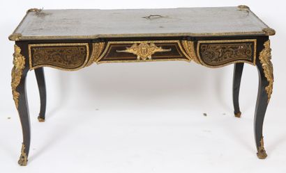 BUREAU PLAT EN MARQUETERIE BOULLE DE STYLE...