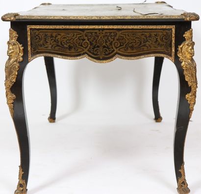 BUREAU PLAT EN MARQUETERIE BOULLE DE STYLE...