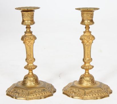 PAIRE DE BOUGEOIRS EN BRONZE DORE 

A base...