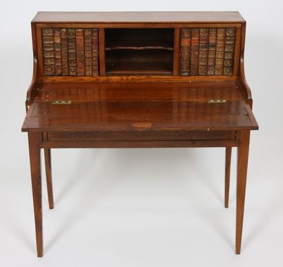 BUREAU A GRADIN 

Ouvrant à un tiroir et...
