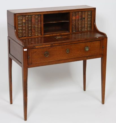 BUREAU A GRADIN 

Ouvrant à un tiroir et...