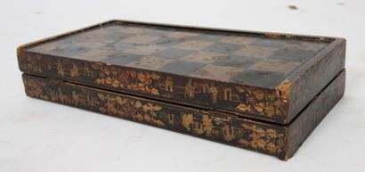 JEU D'ECHEC 

En bois, à coffret décoré de...