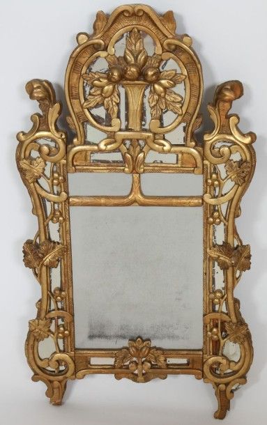 MIROIR A PARE CLOSE EN EN BOIS DORE

A encadrement...