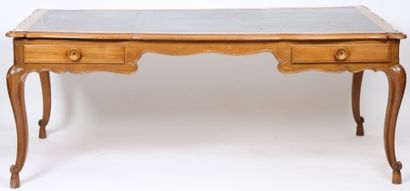 BUREAU PLAT DE STYLE LOUIS XV

En bois naturel,...