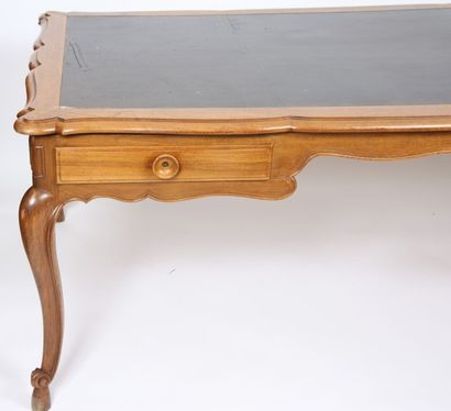 BUREAU PLAT DE STYLE LOUIS XV

En bois naturel,...