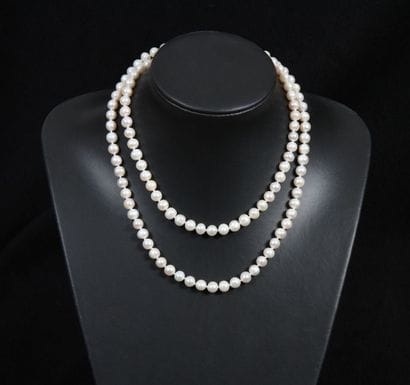 SAUTOIR EN PERLES

En perles nouées : 7,5...