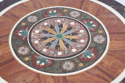 TABLE BASSE DESSUS MARBRE

A plateau rond...