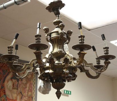 LUSTRE DE STYLE LOUIS XIV

En bronze patiné...