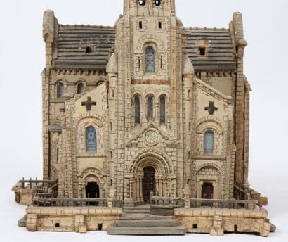 MAQUETTE D'EGLISE

En bois laqué.

( état...