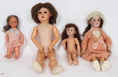 LOT DE QUATRE POUPEES

-un grande coupée...