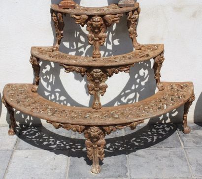 PORTE-FLEURS EN FONTE

Epoque XXème siècle

H...