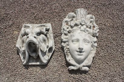 DEUX MASQUES

En pierre reconstituée.

Epoque...