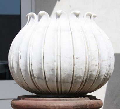 PAIRE DE VASES

En poudre de marbre, à décor...