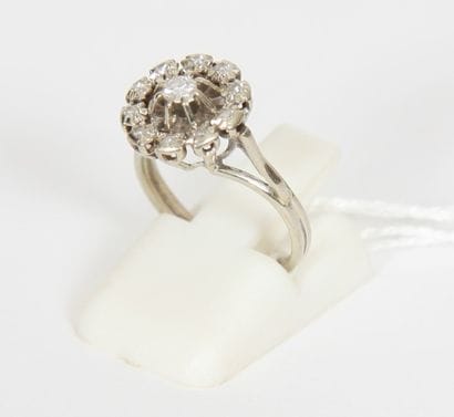 BAGUE MARGUERITE EN OR GRIS ET DIAMANTS 1960

En...