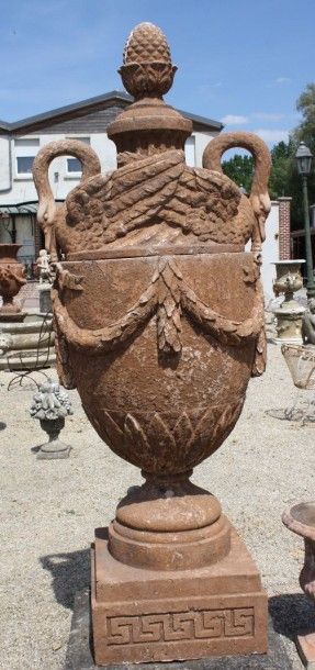 PAIRE DE VASES AUX CYGNES

En pierre reconstituée...