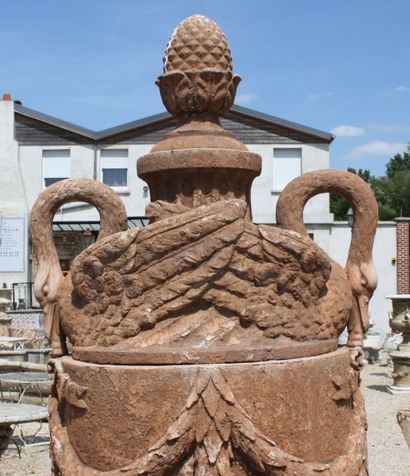 PAIRE DE VASES AUX CYGNES

En pierre reconstituée...