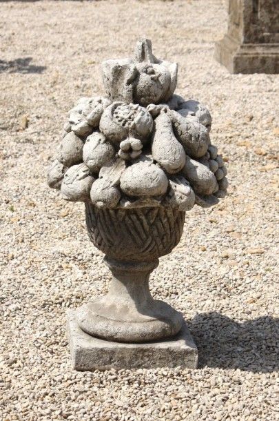 PAIRE DE VASES GARNIS DE FRUITS 

En pierre...