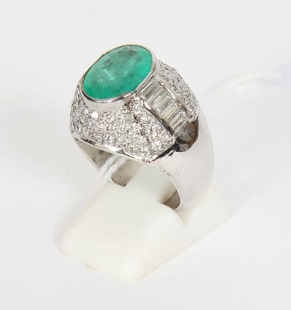 BAGUE EN OR BLANC, EMEURAUDE ET DIAMANTS

De...