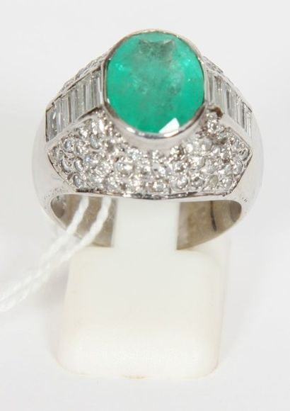 BAGUE EN OR BLANC, EMEURAUDE ET DIAMANTS

De...