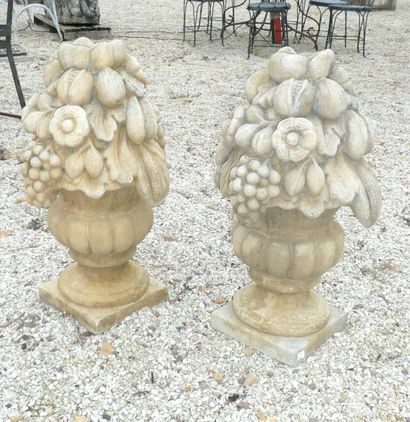 PAIRE DE VASES D'ORNEMENTS A DECOR DE FRUITS

En...