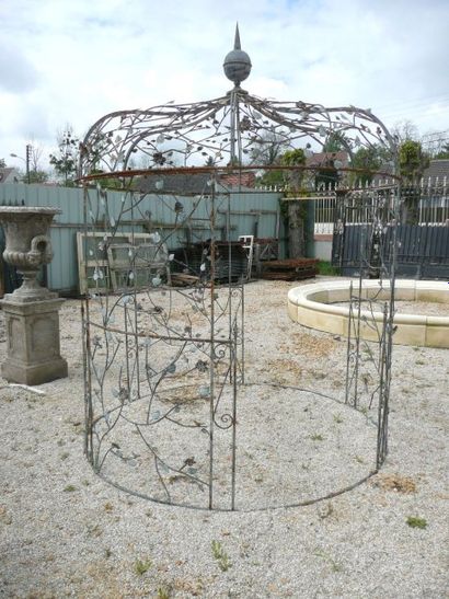 GLORIETTE EN FER FORGE

A décor d'oiseaux...