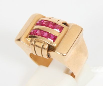 BAGUE TANK EN OR JAUNE ET PIERRES

Composéee...