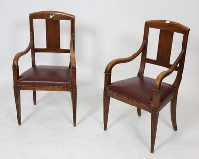 PAIRE DE FAUTEUILS A CROSSES

En bois naturel,...