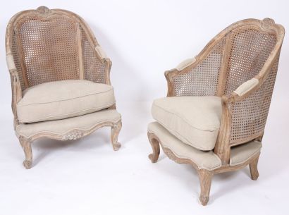 LARGE PAIRE DE BERGERES DE STYLE LOUIS XV

En...
