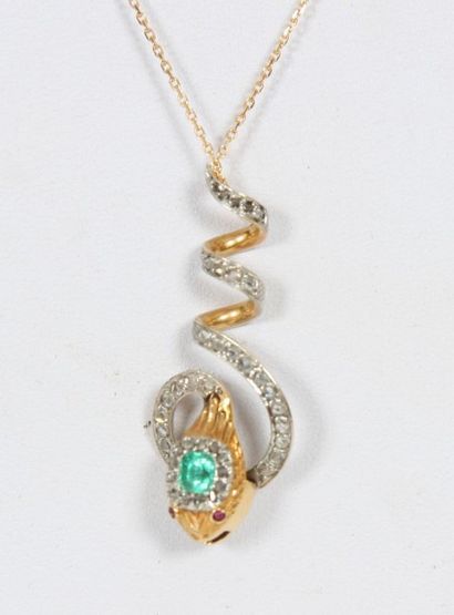 PENDENTIF EN OR JAUNE EN FORME DE SERPENT

Recouvert...