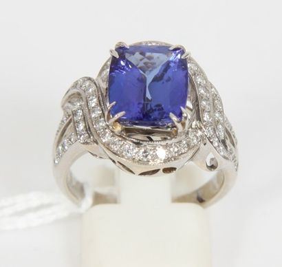 BAGUE EN OR BLANC ET TANZANITE

Pavée au...