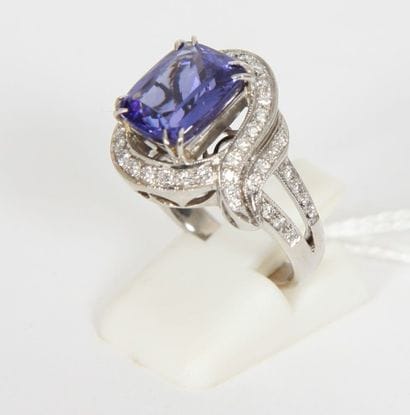 BAGUE EN OR BLANC ET TANZANITE

Pavée au...