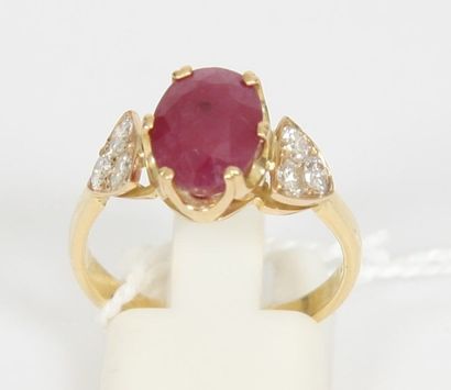 BAGUE EN OR JAUNE ET RUBIS

Rubis grifée...