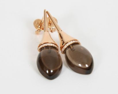 PAIRE DE PENDANTS D OREILLES

En or jaune,...