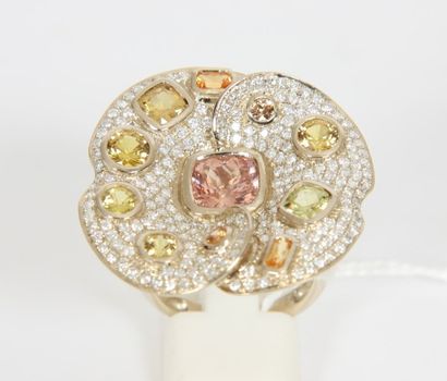 BAGUE FLEUR

En or jaune et blanc en forme...