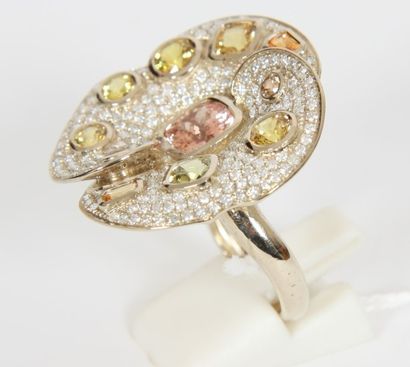 BAGUE FLEUR

En or jaune et blanc en forme...