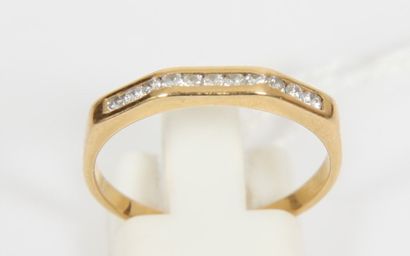 DEMI-ALLIANCE EN DIAMANTS

En or jaune pesant...