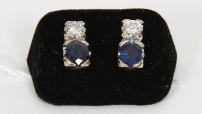 PAIRE DE BOUCLES D'OREILLES

En or jaune...